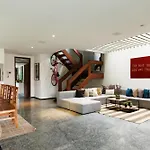 Casa Maria, 5 suítes, Amplo espaço externo